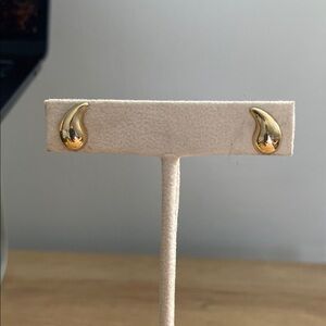 Vintage 14 KT Gold Earrings Studs Tear Drop Post .6g